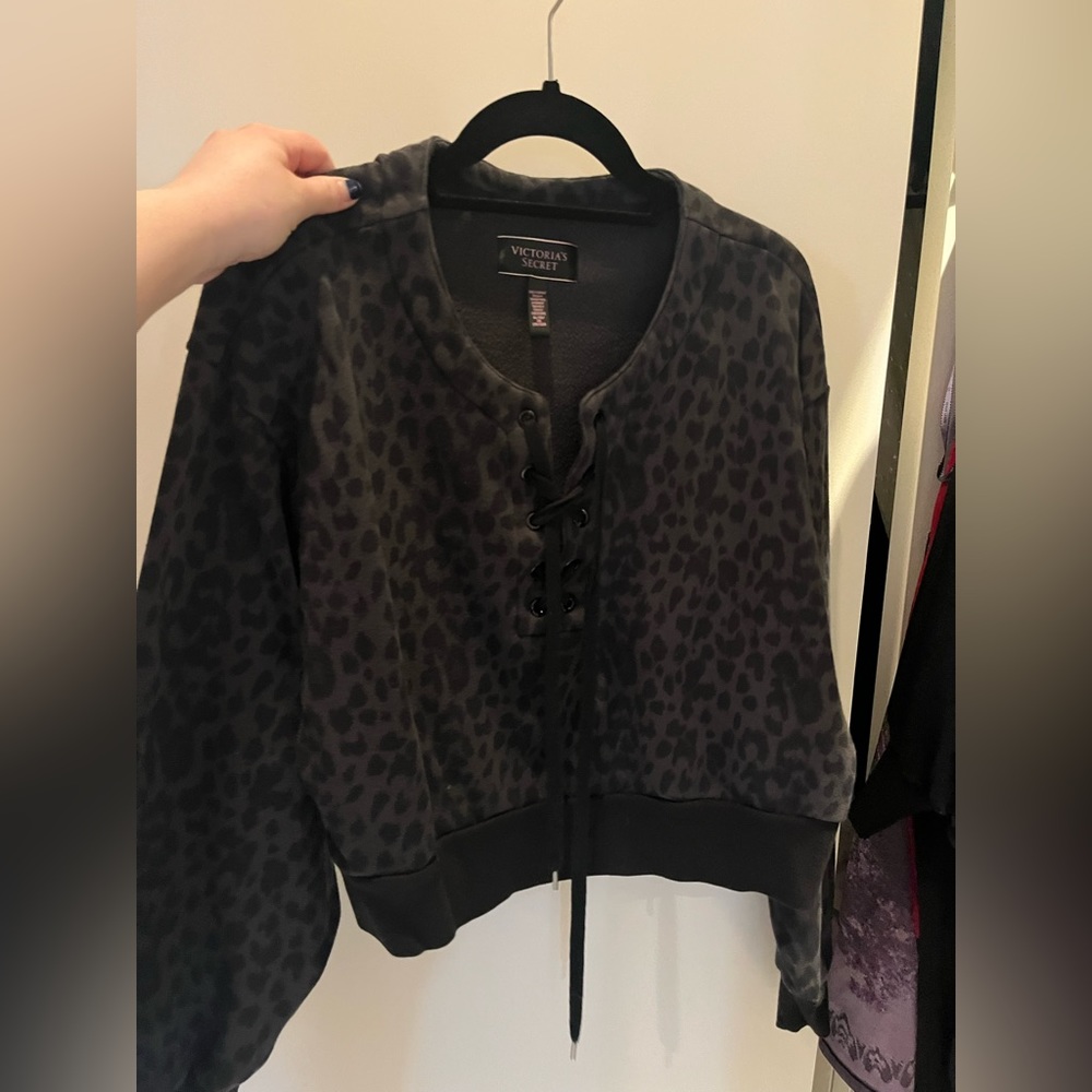 Victoria’s Secret adorable pull over sweatshirt. So comfortable and Size XL